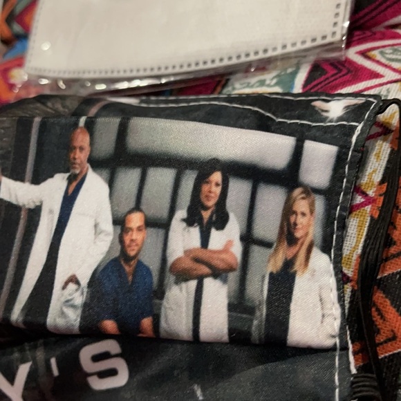 6/$20 New Grey’s Anatomy face mask - Picture 4 of 5